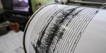 November 15, 2017 - Karo, North Sumatra, Indonesia - A seismograph recording volcanic activity of mount Sinabung at an observation center in Karo, North Sumatra on November 14, 2017. Mount Sinabung roared back to life in 2010 for the first time in 400 years, after another period of inactivity it erupted once more in 2013, and has remained highly active since. (Credit Image: Global Look Press via ZUMA Press)
